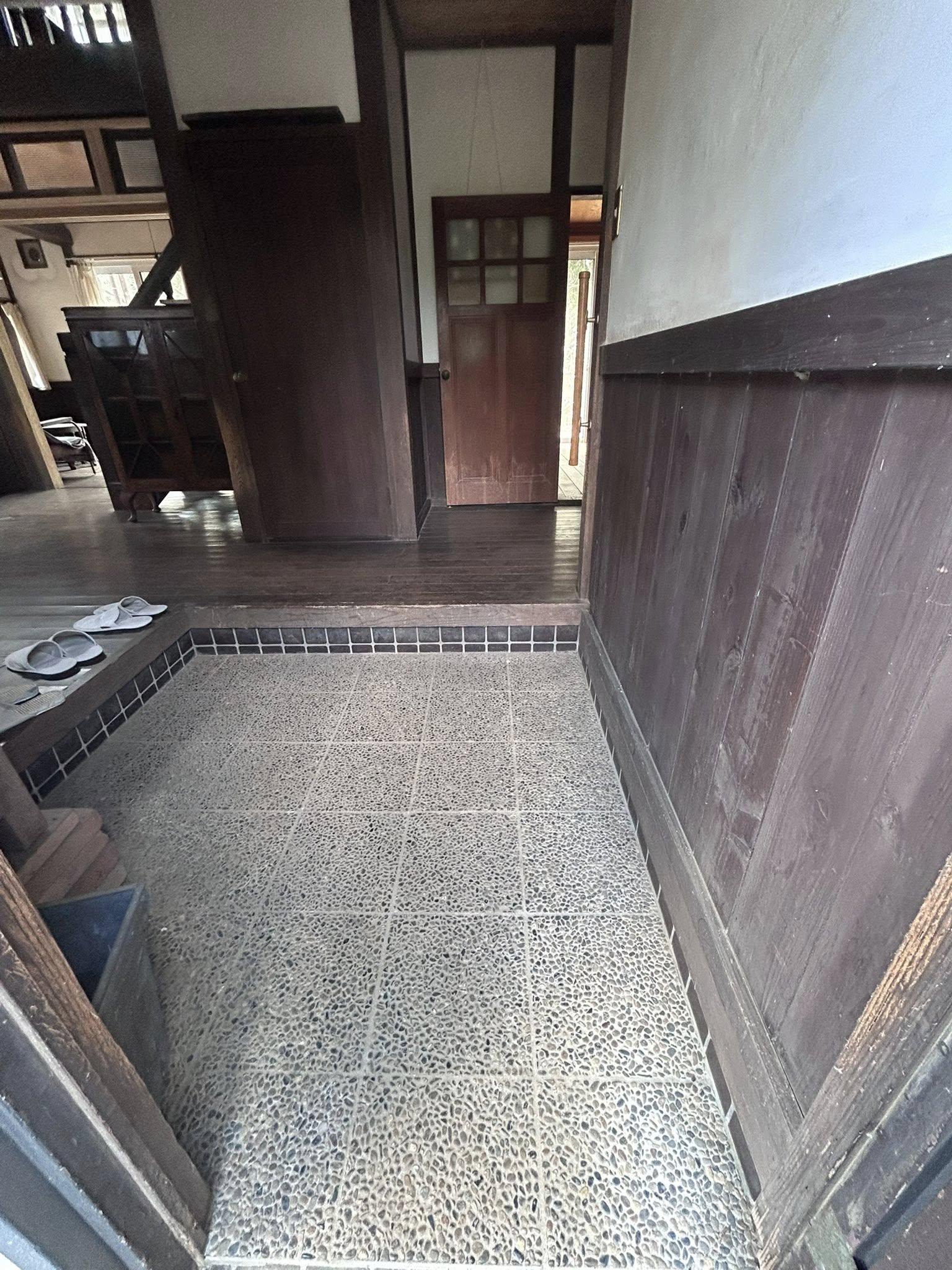 千葉県八街市根古谷の売買物件/勝手口なのに広い！そして洗い出しの床の仕上げにときめく！