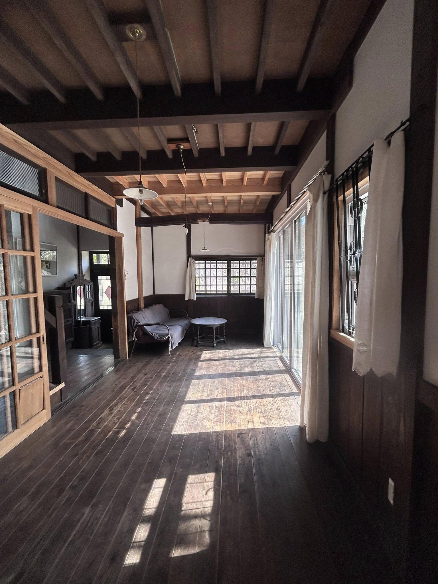 千葉県八街市根古谷の売買物件/一階室内、優しく入り込む光
