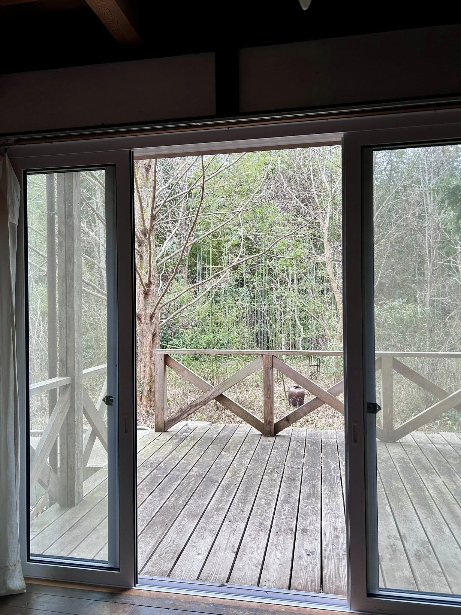 千葉県八街市根古谷の売買物件/リビングから広いデッキへ