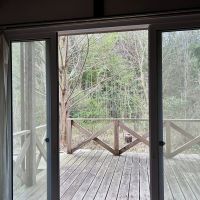 千葉県八街市根古谷の売買物件/リビングから広いデッキへ