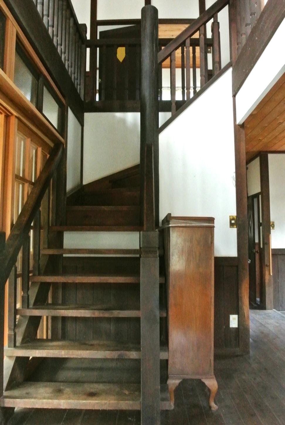 千葉県八街市根古谷の売買物件/思わず上りたくなる階段、さぁ2階へ！