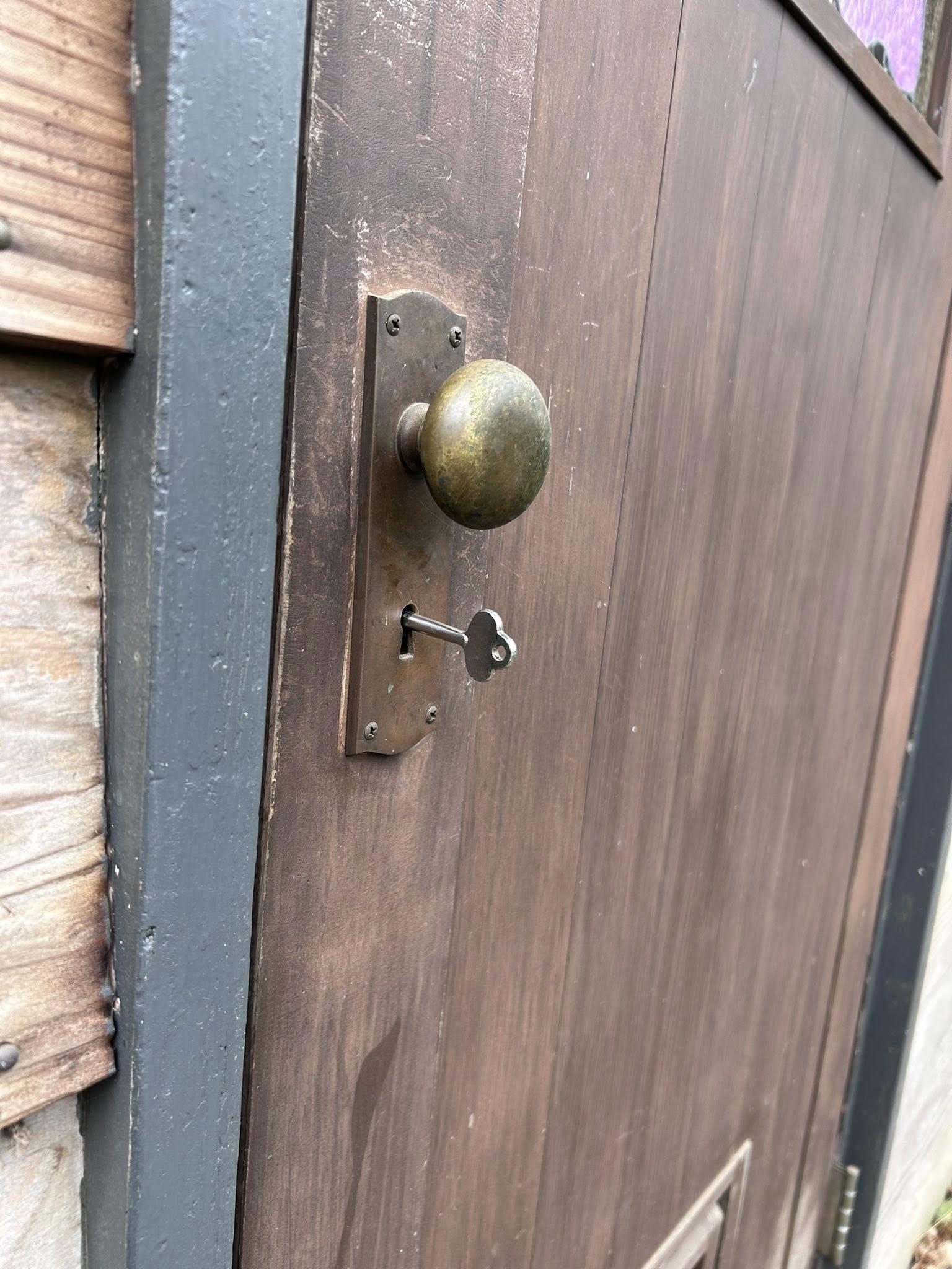 千葉県八街市根古谷の売買物件/勝手口の鍵を閉めて、外へ（鍵も可愛い♪）