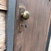 千葉県八街市根古谷の売買物件/勝手口の鍵を閉めて、外へ（鍵も可愛い♪）