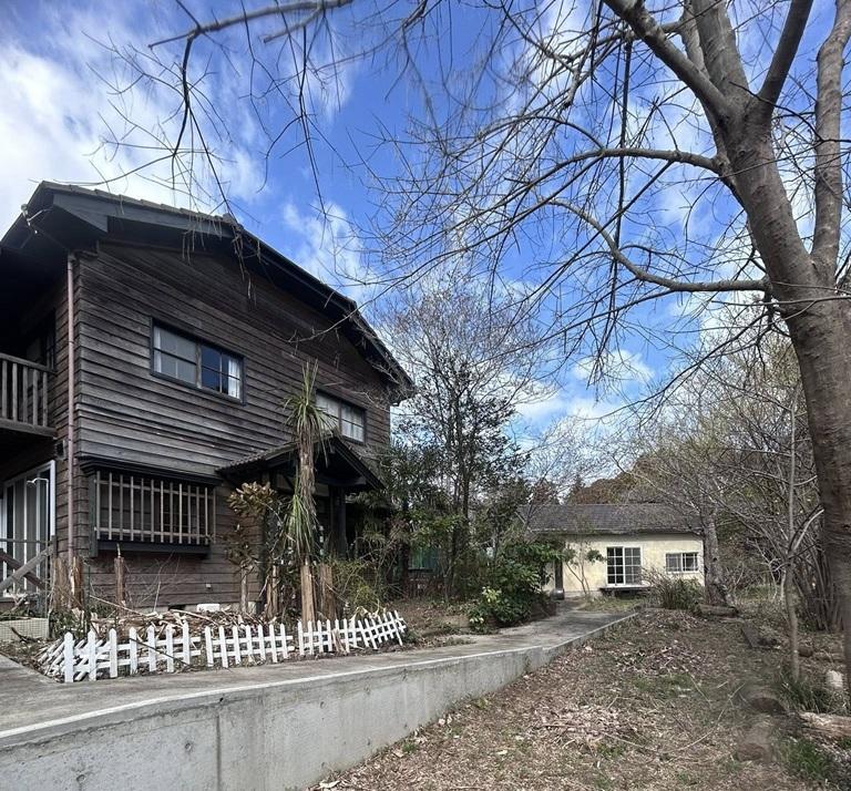 千葉県八街市根古谷の売買物件/向こうに見えるのはゲストハウス