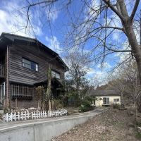 千葉県八街市根古谷の売買物件/向こうに見えるのはゲストハウス