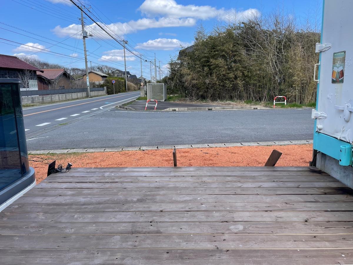 千葉県匝瑳市新堀の売買物件/入り口にウッドデッキ