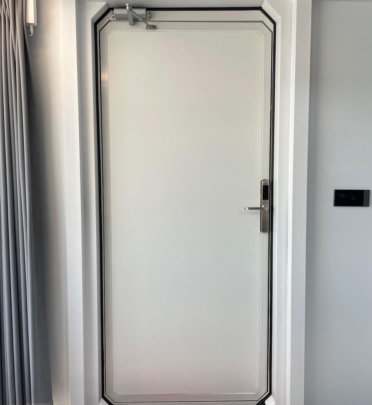 千葉県匝瑳市新堀の売買物件/入り口のドアが宇宙船のよう