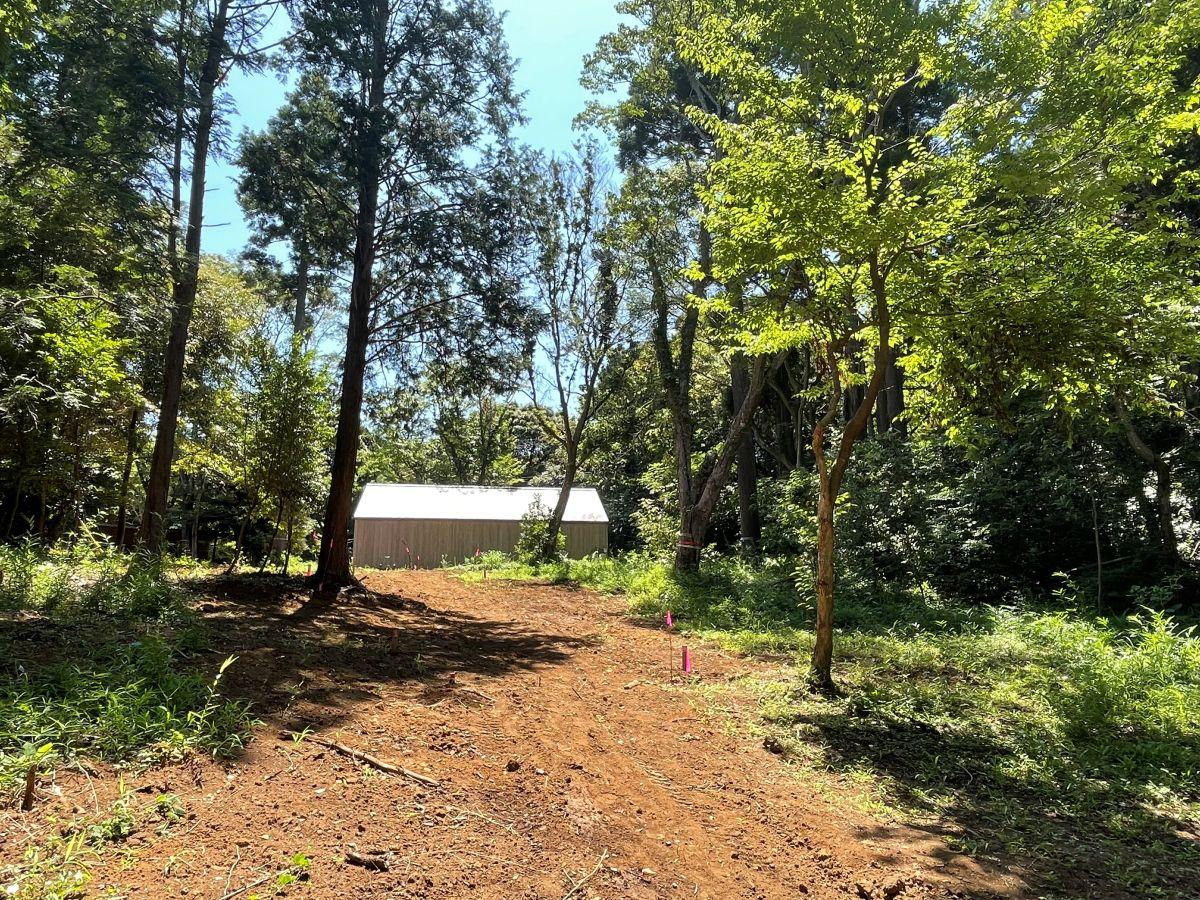 千葉県いすみ市岬町椎木の売買物件/区画3あたりから隣地の「MUJI HOUSE」を望む。背の高い木々が多い