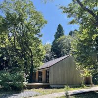 千葉県いすみ市岬町椎木の売買物件/隣地に立つ「MUJI HOUSE」の平屋(参考写真)。今回募集する区画もこんな森の中なので、うまく建物を配置すれば同じような平屋はつくれそう。ご希望の設計士さんや工務店とご相談ください。