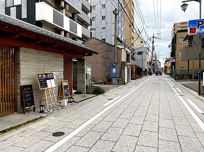 御供所通り沿いに位置しています