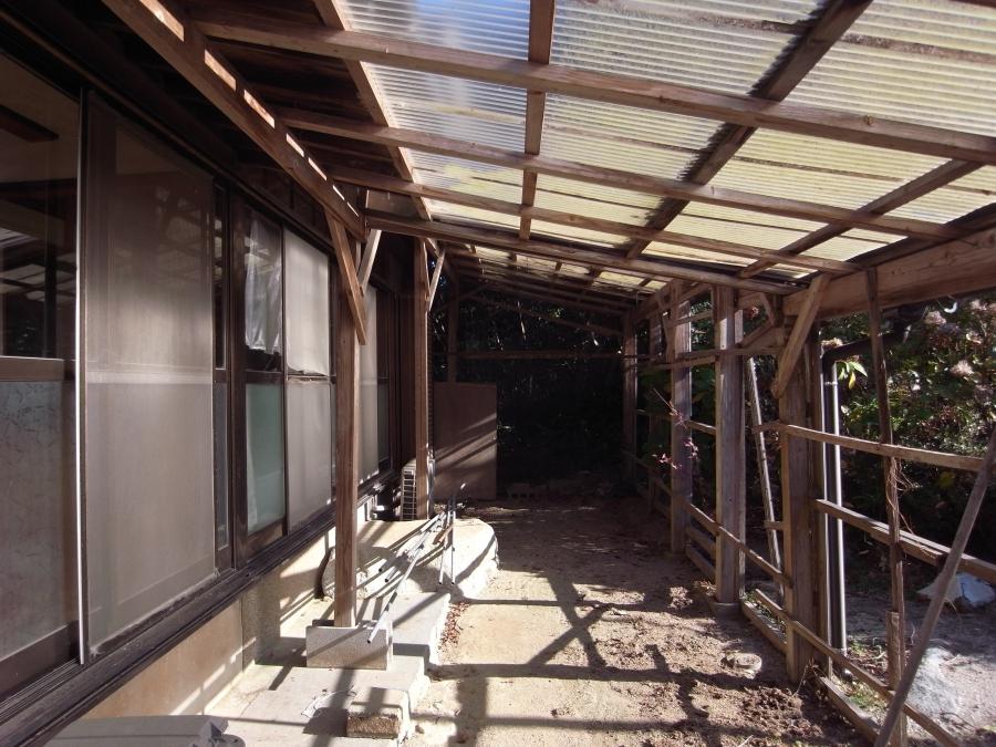 縁側は屋根が追加され、作業場や物置に使われていました。