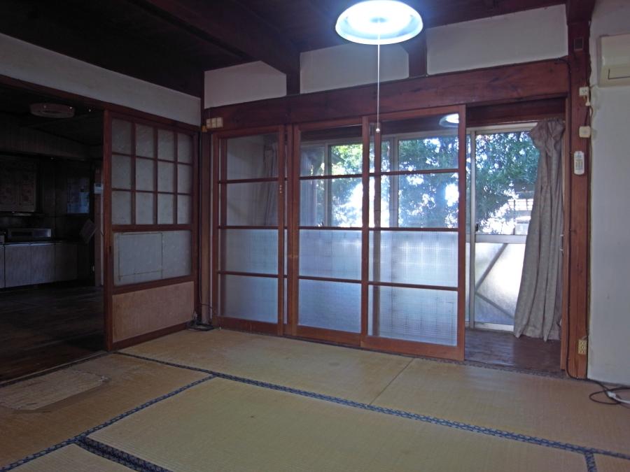 キッチンから続く居間。