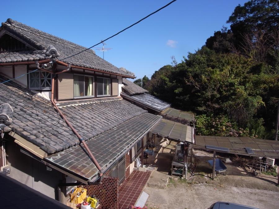 古びた瓦屋根が健在。