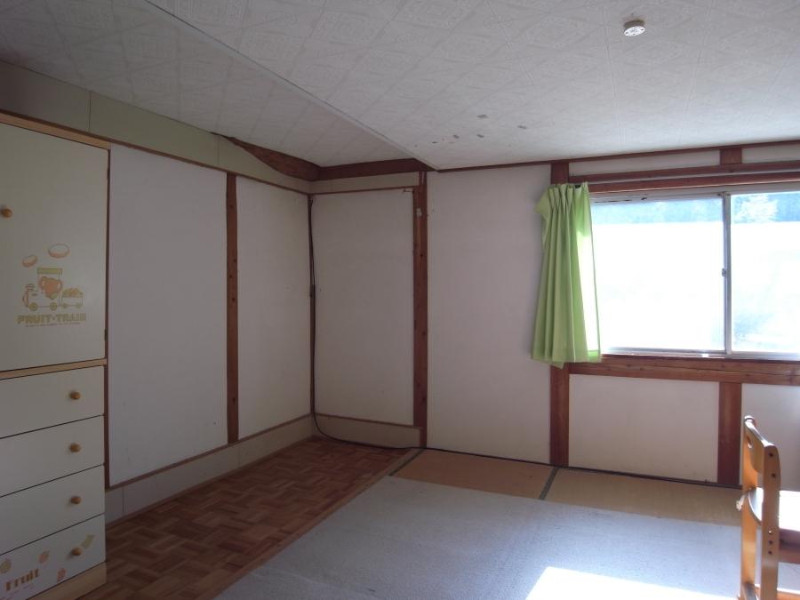 2階和室は古い躯体を覆うかたちで改装されています。