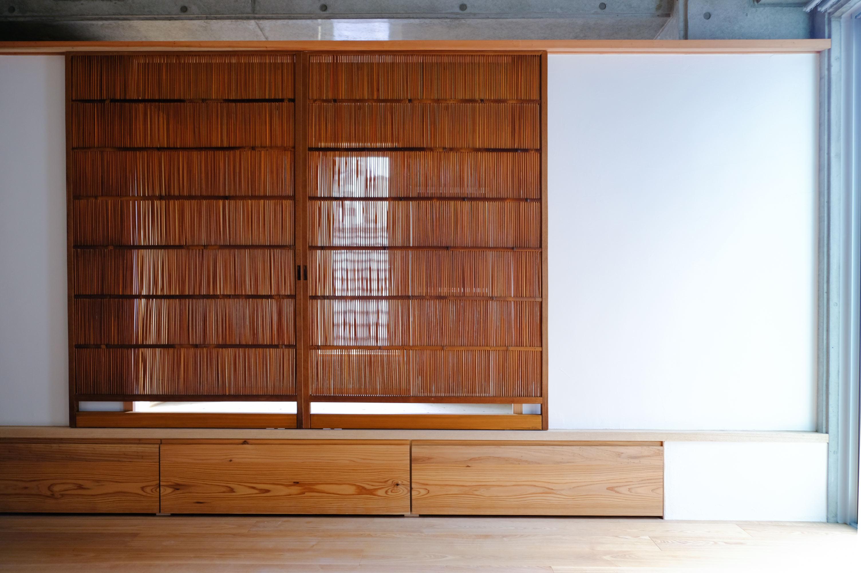 御簾戸の建具。小上がりの下は収納になっています。W402