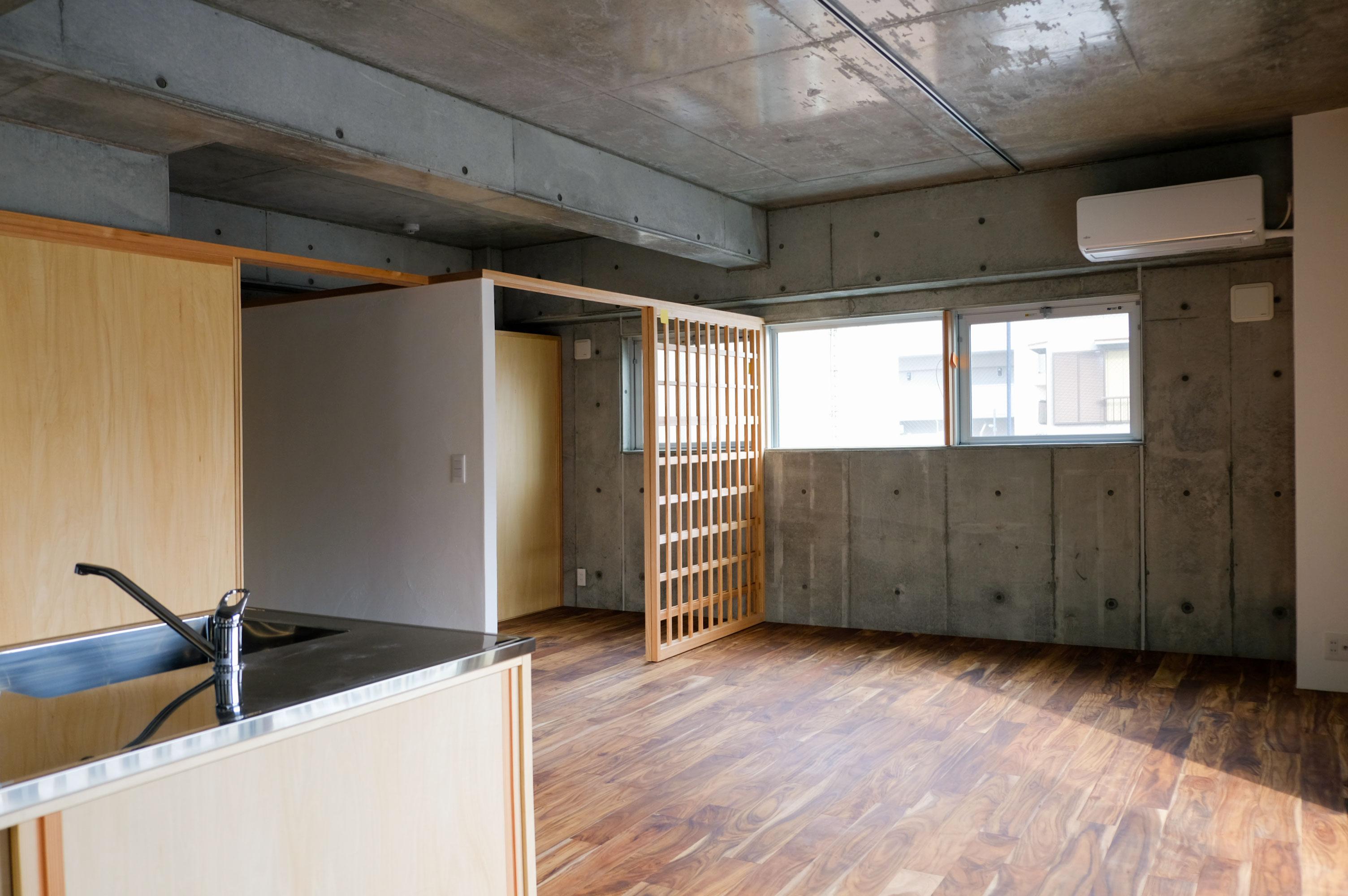 建具でゆるく仕切られた部屋