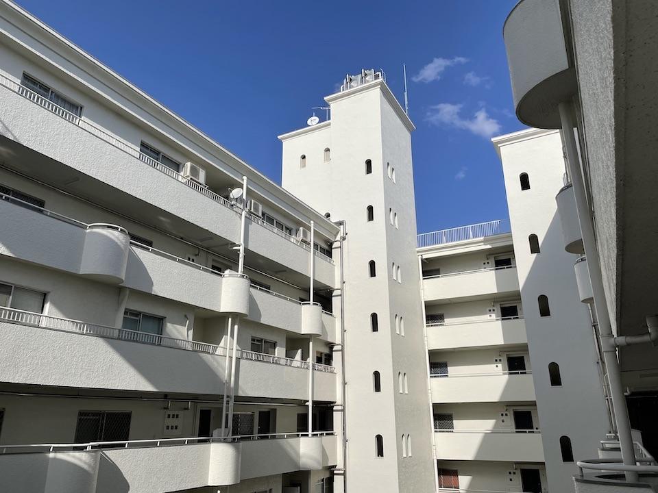 コの字形の建物形状。小窓にもデザインが。