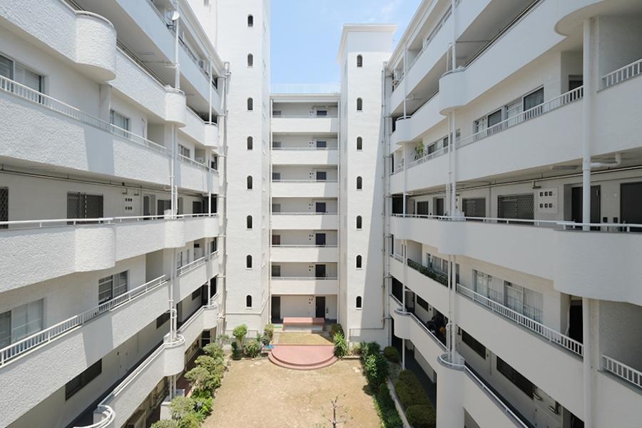 福岡市中央区浄水通の売買物件/中庭を囲むような設計。外部からの視線は断ち切りつつ、開放感が共存しています。