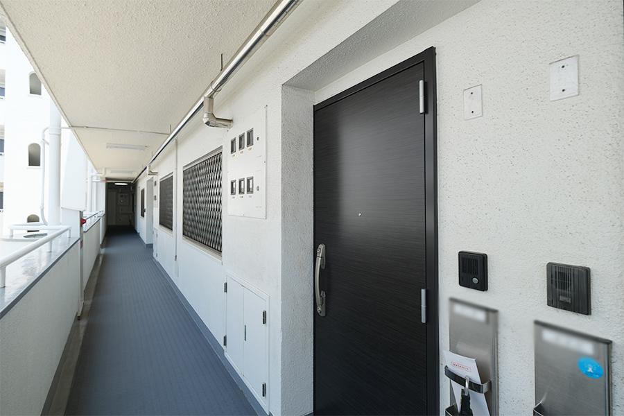 福岡市中央区浄水通の売買物件/玄関ドアも改修済み。