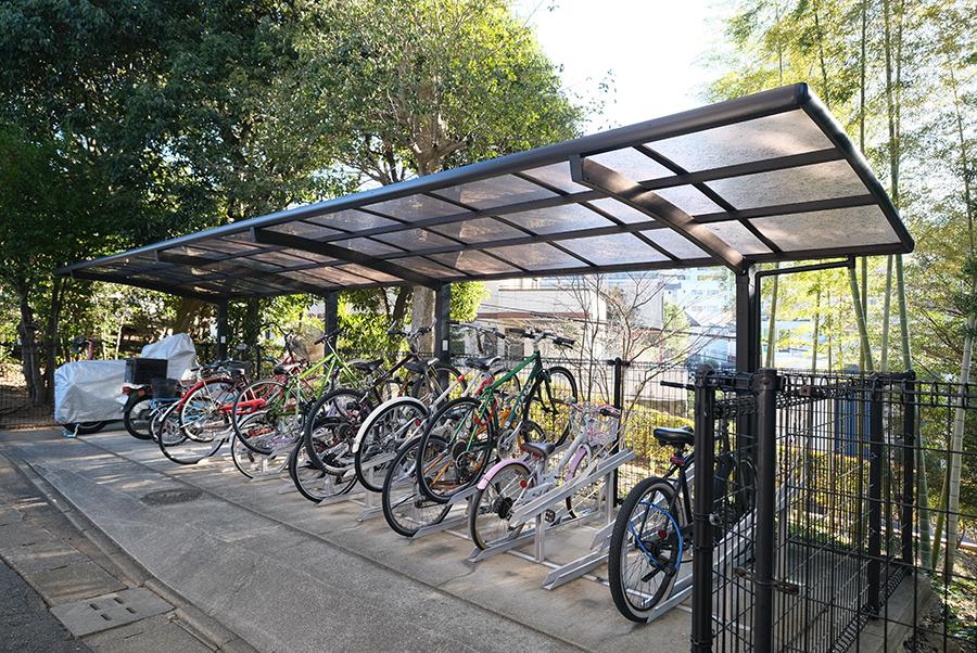 福岡市中央区桜坂の賃貸物件/屋根付きが嬉しい駐輪スペース。