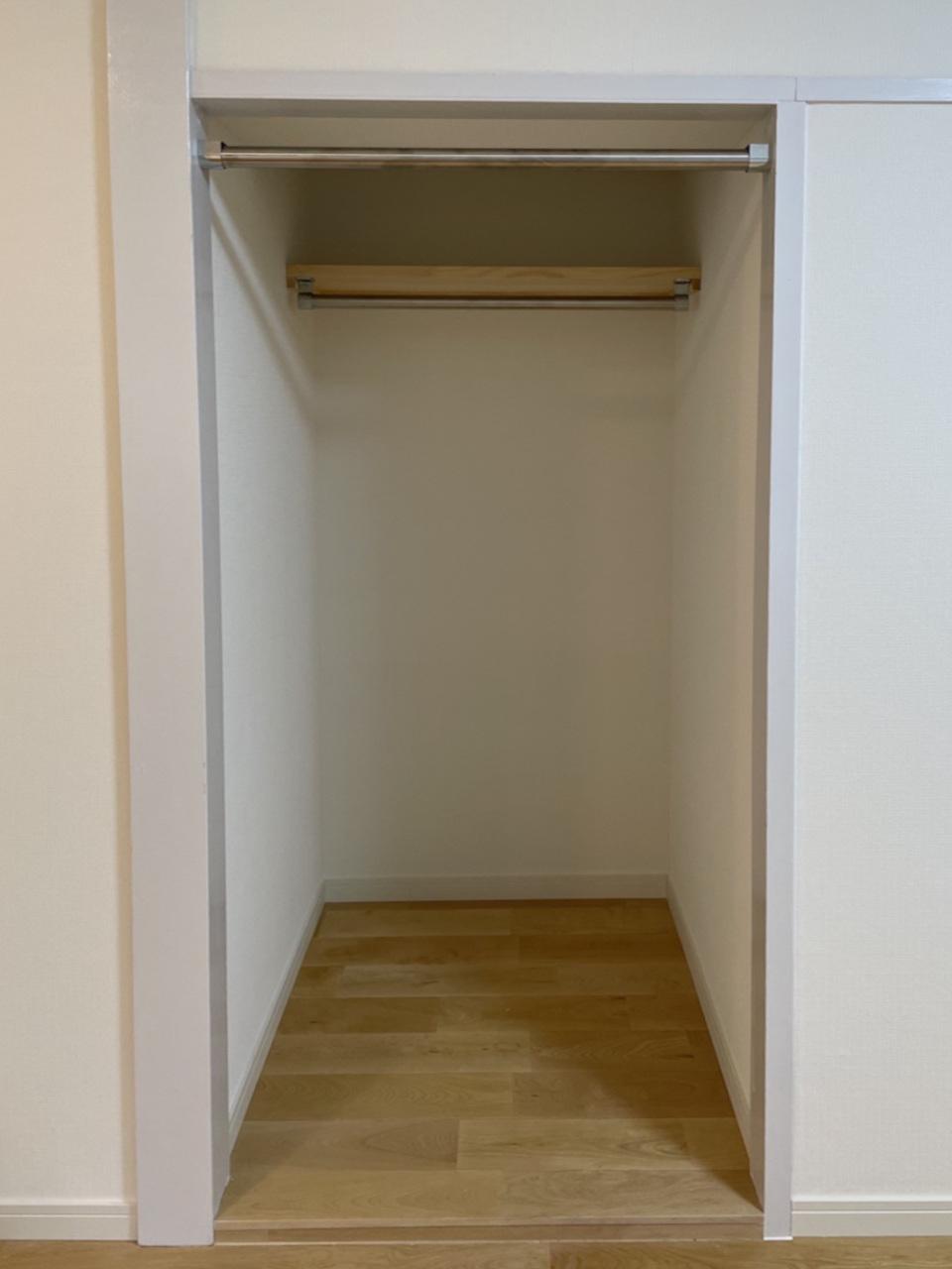 収納はパイプハンガーと棚つき。