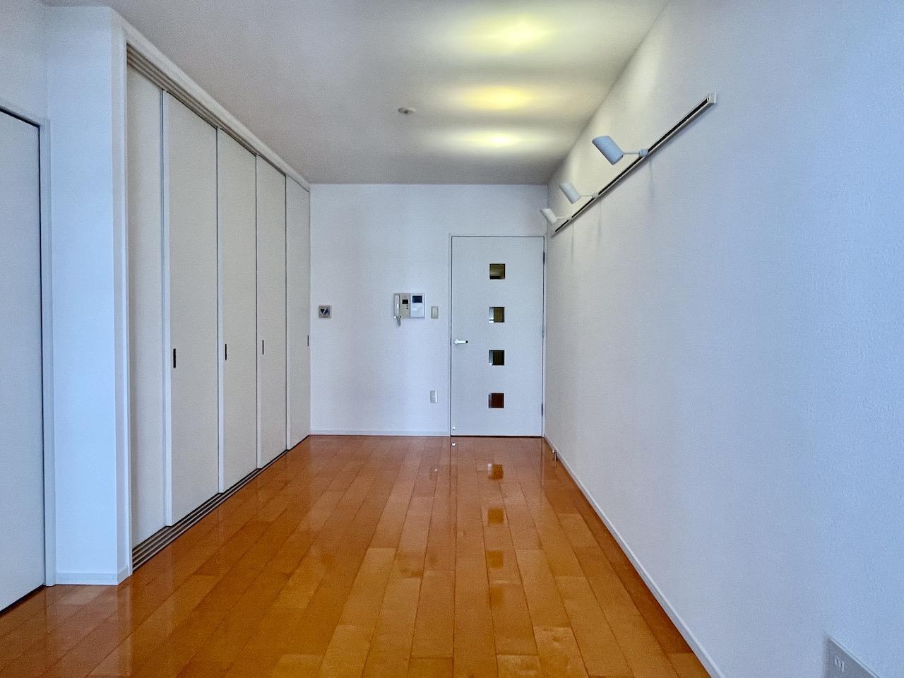 部屋は白を基調とし、優しい印象。