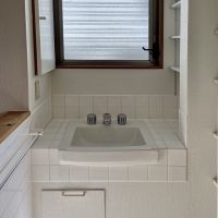 福岡市城南区堤の賃貸物件/窓の左の棚を開けると鏡があります。