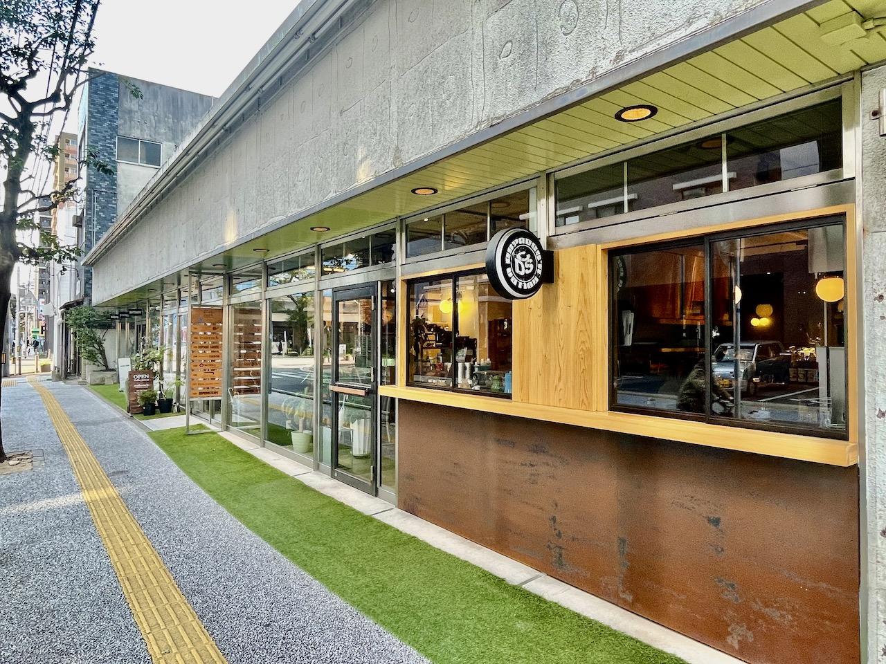 1階はテナント、オフィスが入居中。