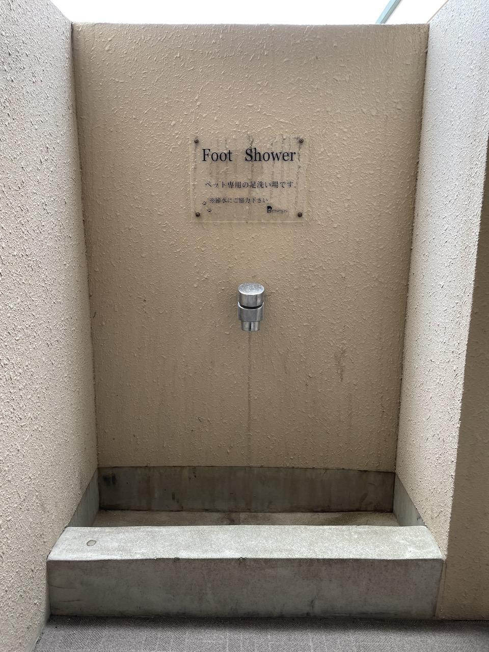 共用廊下にペットシャワー。