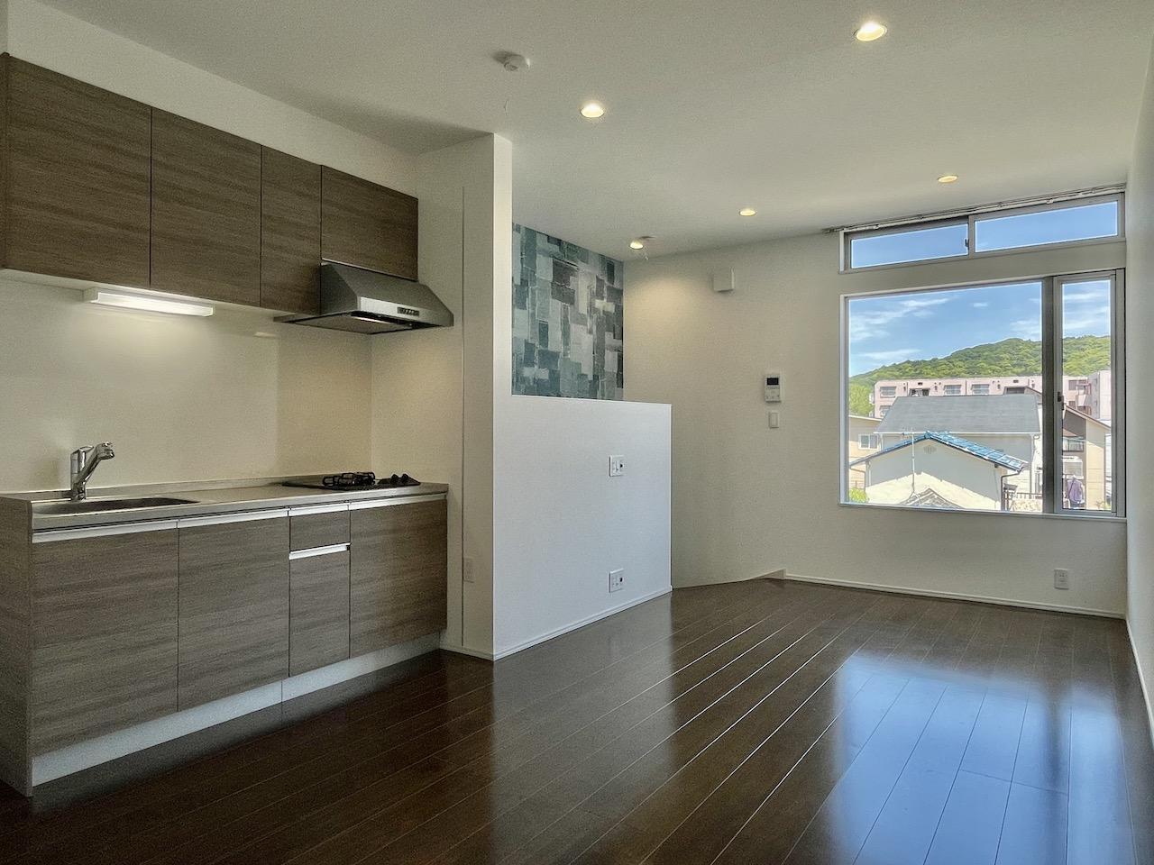 福岡市西区今宿の賃貸物件/3階リビング。窓からは緑とよく見ると海見えます。