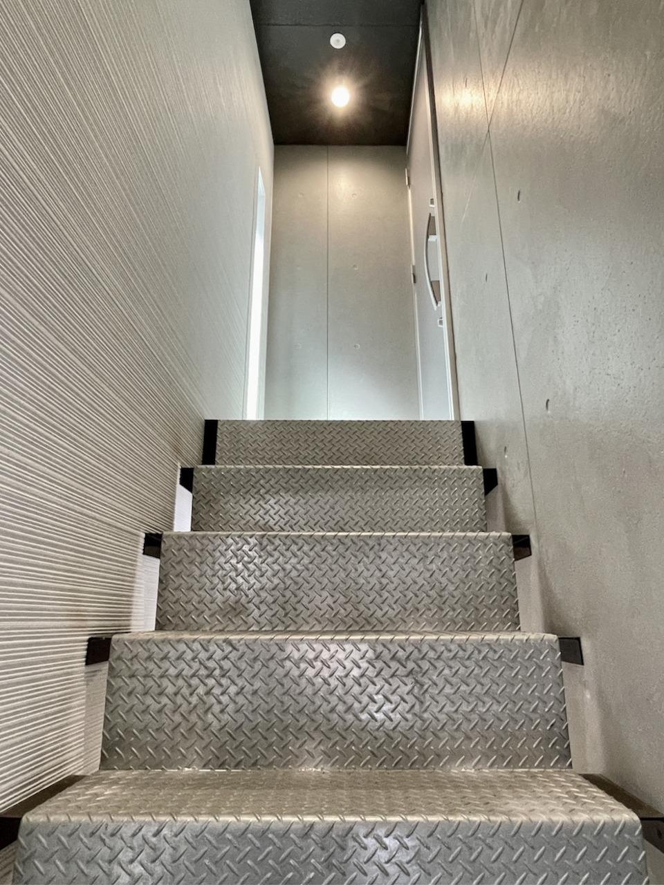 福岡市西区今宿の賃貸物件/ガレージから玄関への階段がたまらない。