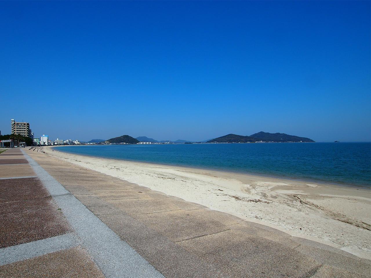 福岡市西区今宿の賃貸物件/白い砂浜、青い海。