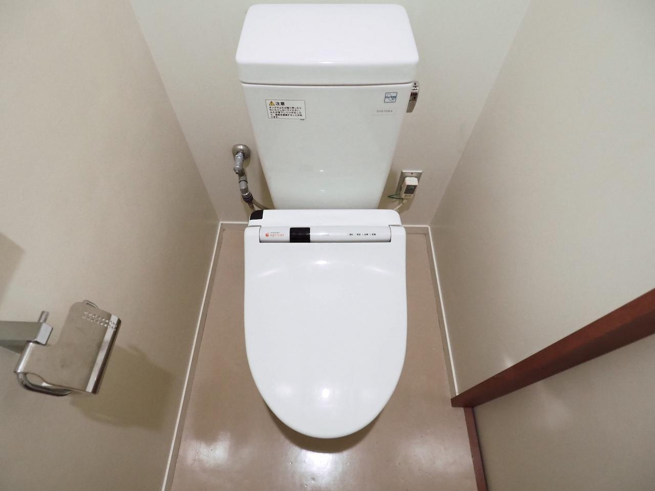 温水洗浄器付き便座。