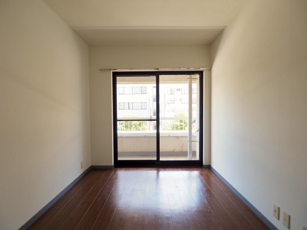 こちらはリビングの奥の部屋。