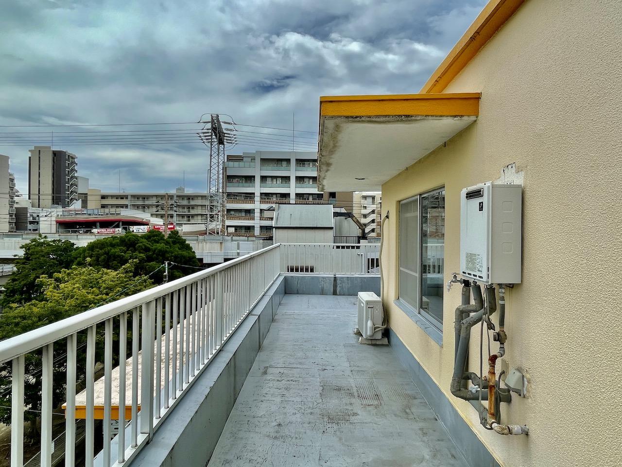 洗濯機置場はバルコニーの屋根の下になります。