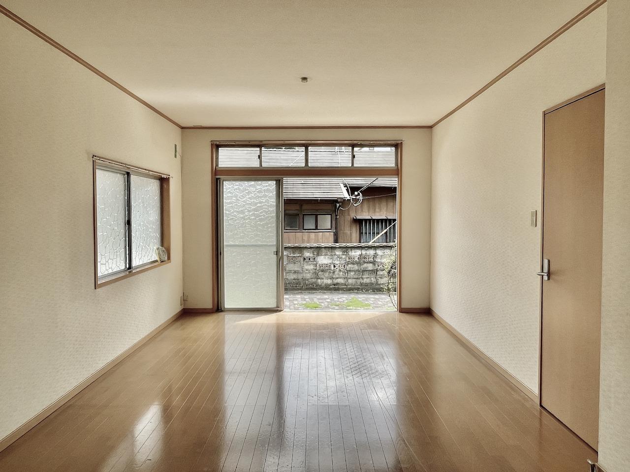 窓開けるとそこは庭です。