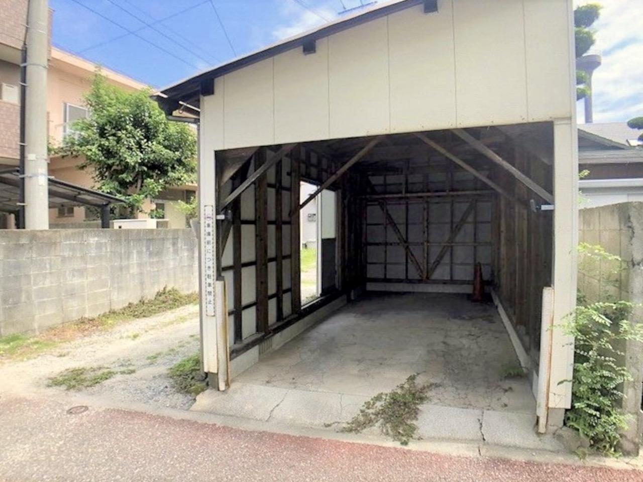 なんとガレージ付き。大型車は不可です。