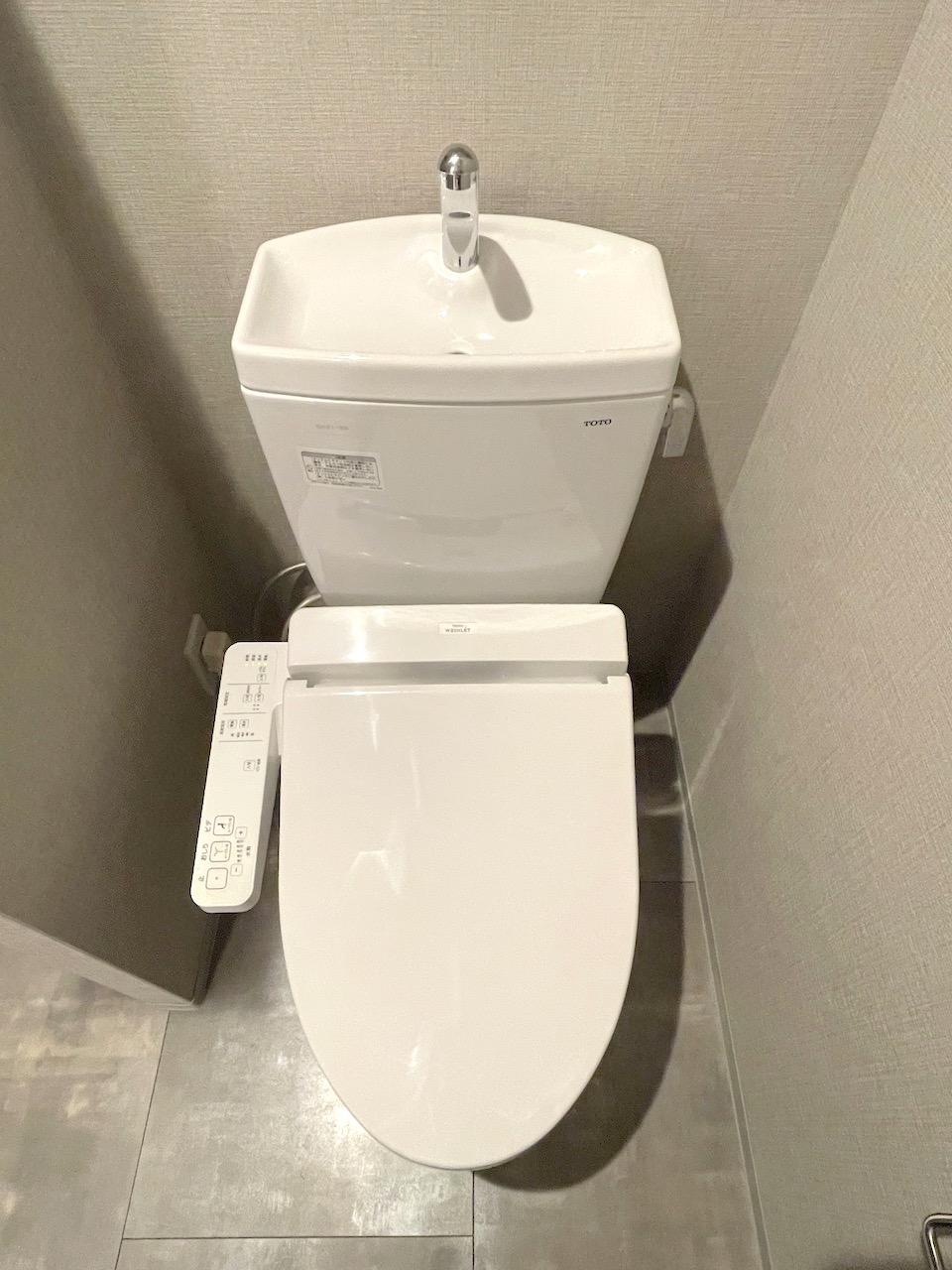 温水洗浄器付き便座。