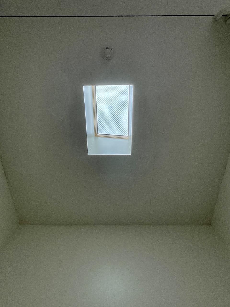 天窓から微かな光入ります。