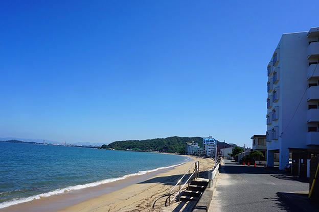 マンション前の砂浜。海とこの距離感で、駅まで徒歩5分。稀有な立地です。