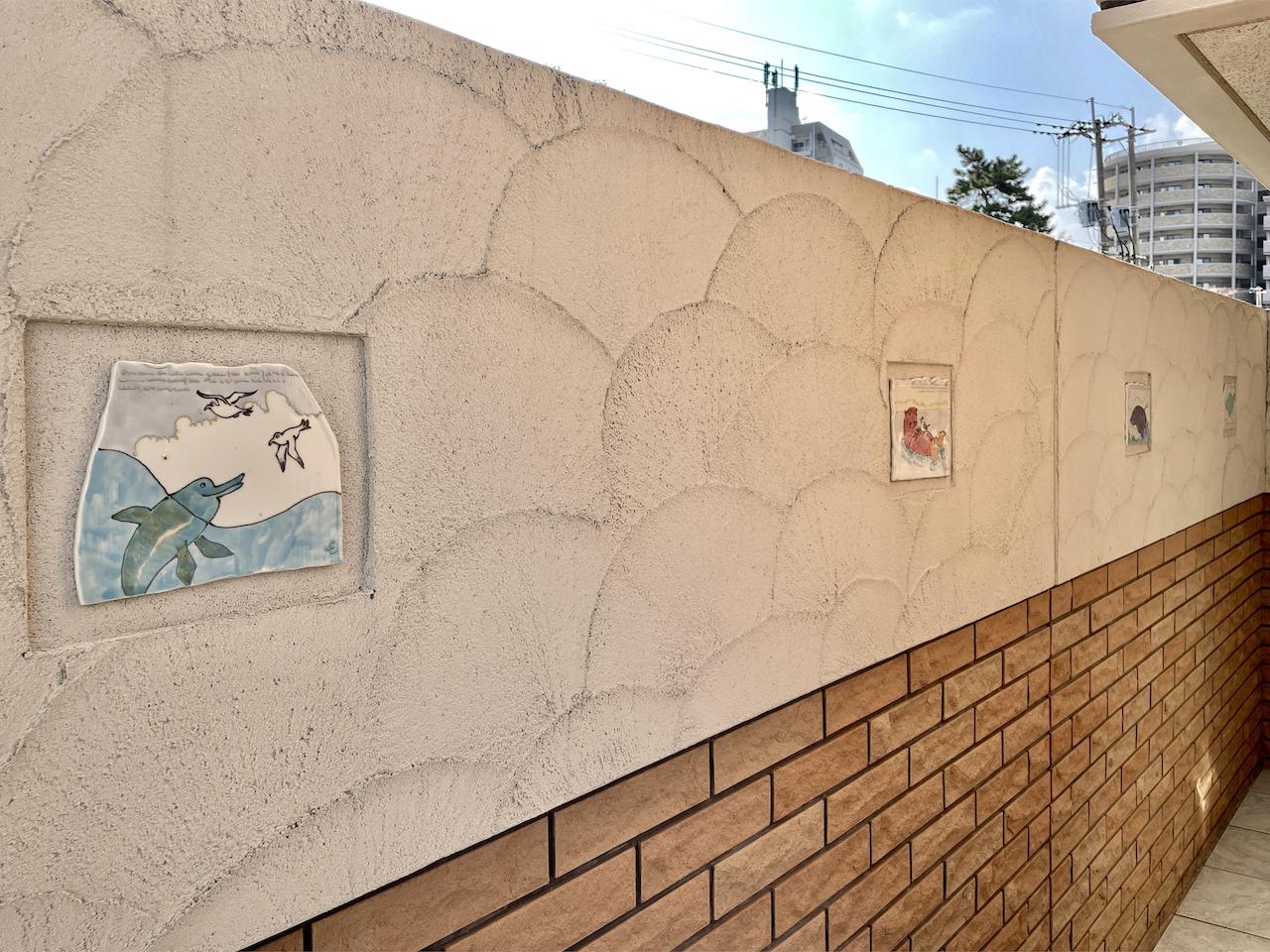 エントランス周りには可愛いアートが。