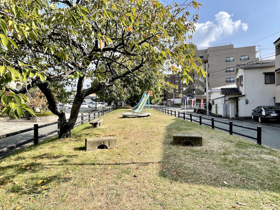 目の前には公園も。