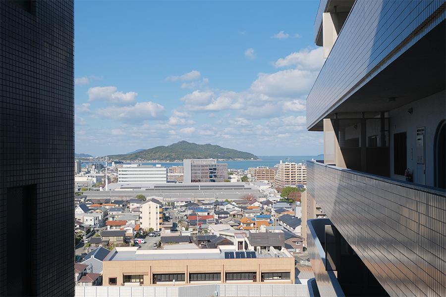 福岡市西区今宿青木の売買物件/共用廊下からも海がチラ見え。