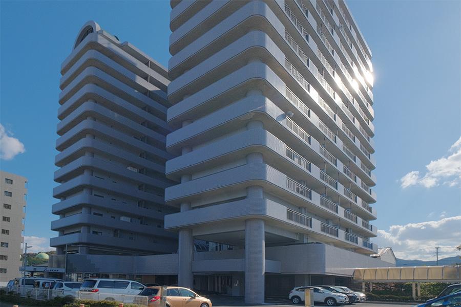 福岡市西区今宿青木の売買物件/修繕工事前の外観。本物件は左側。