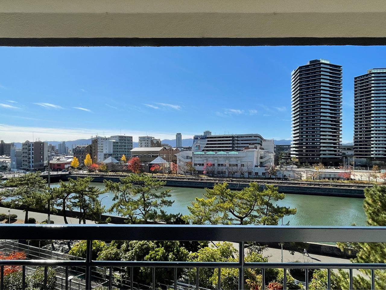 福岡市中央区福浜の賃貸物件/水と緑と近代建築物のハーモニービュー。