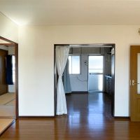 福岡市中央区福浜の賃貸物件/リビングとキッチン。風の通りはバッチリです。
