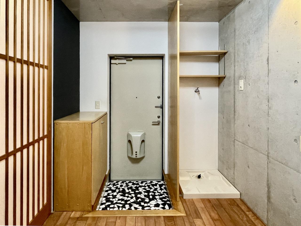 玄関周りは和のテイスト強め。