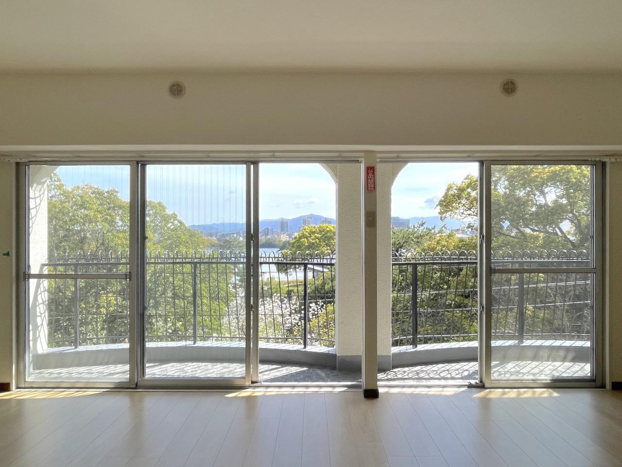 福岡市中央区大濠公園の賃貸物件/窓一面に広がる大濠公園。風景画のよう。※写真は4階別部屋の写真です。