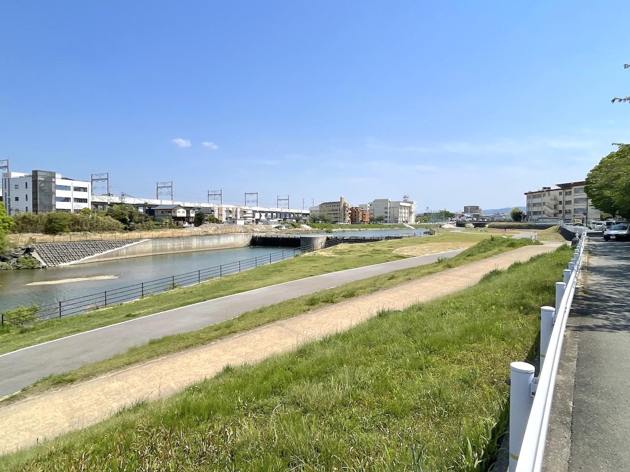 河川敷でボーッといいですよ。福岡市内では意外に貴重な場所です。