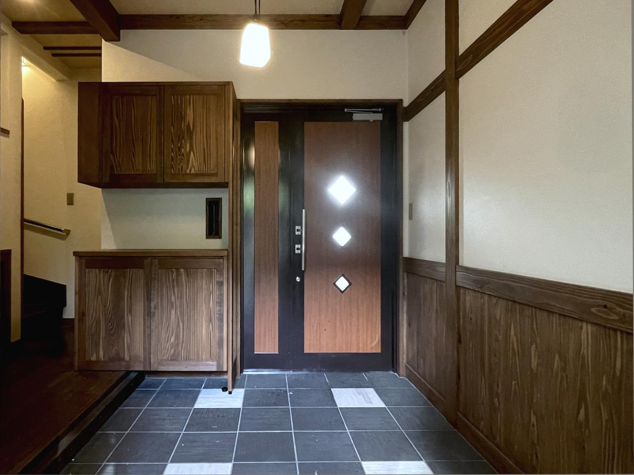 玄関窓からの日差しが眩しい。